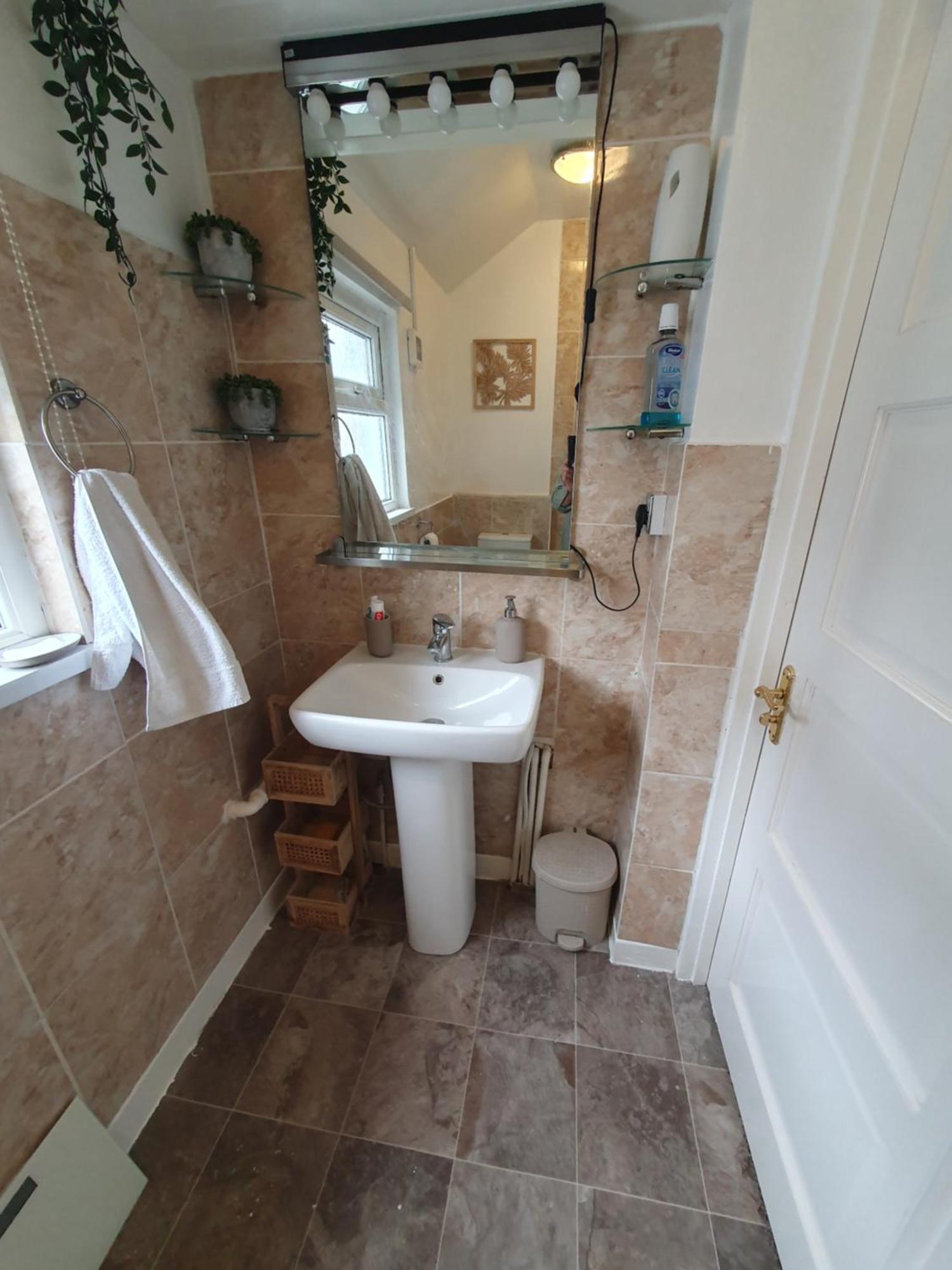 Private Luxury Double Room In Кардиф Екстериор снимка